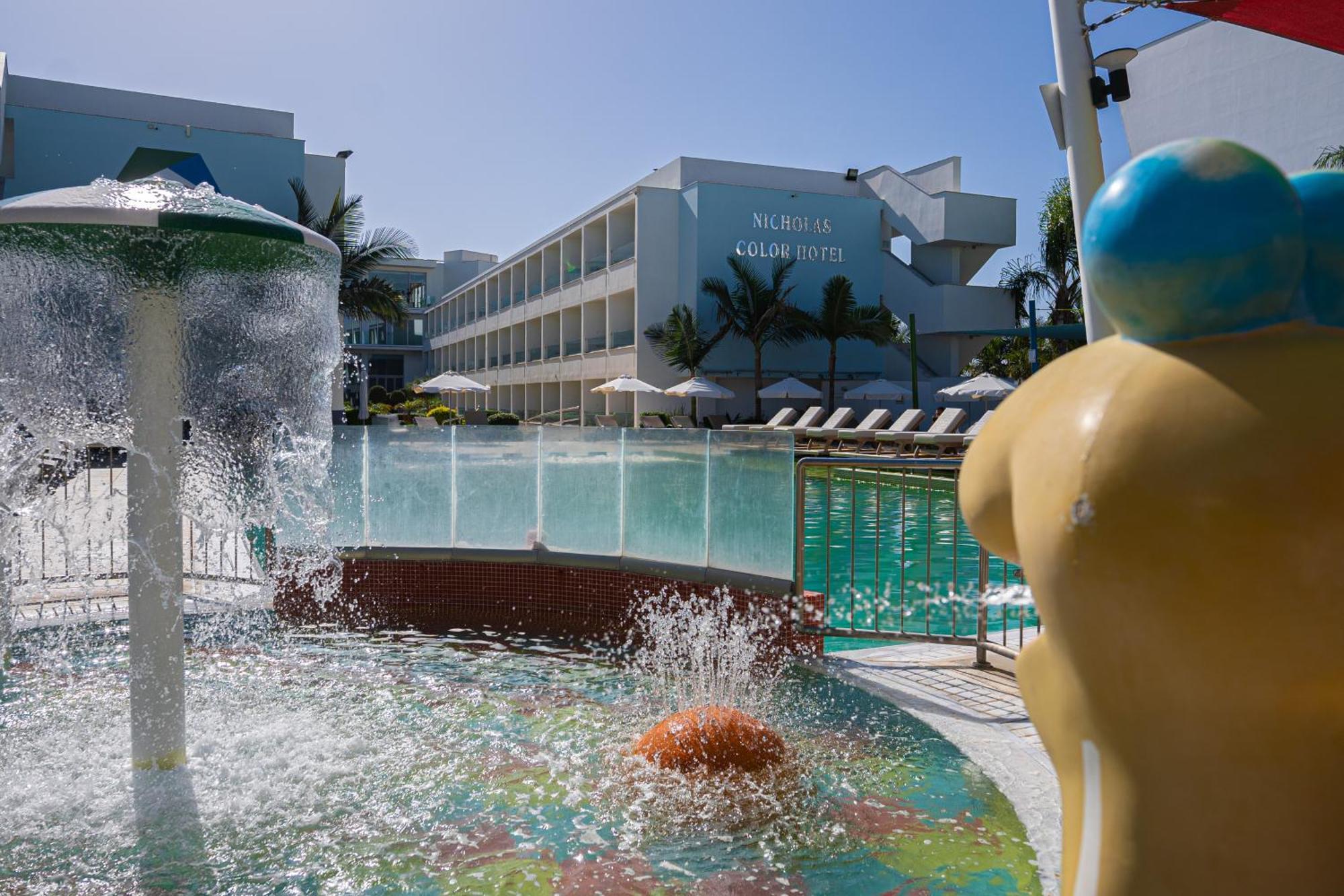 Nicholas Color Hotel アヤナパ エクステリア 写真