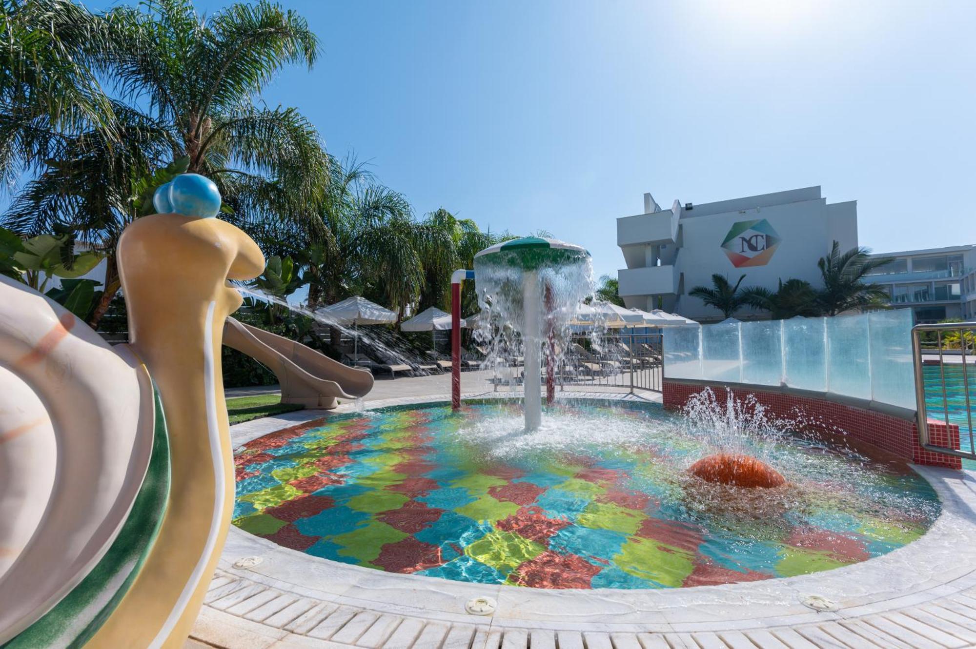 Nicholas Color Hotel アヤナパ エクステリア 写真